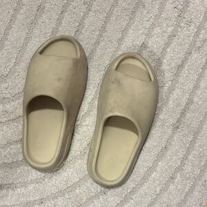 Yeezy Slides Bone size 10 - used